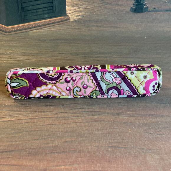 0102 Vera Bradley Kisslock Slim Makeup Case in Retired Very Berry Paisley EUC - Picture 3 of 5